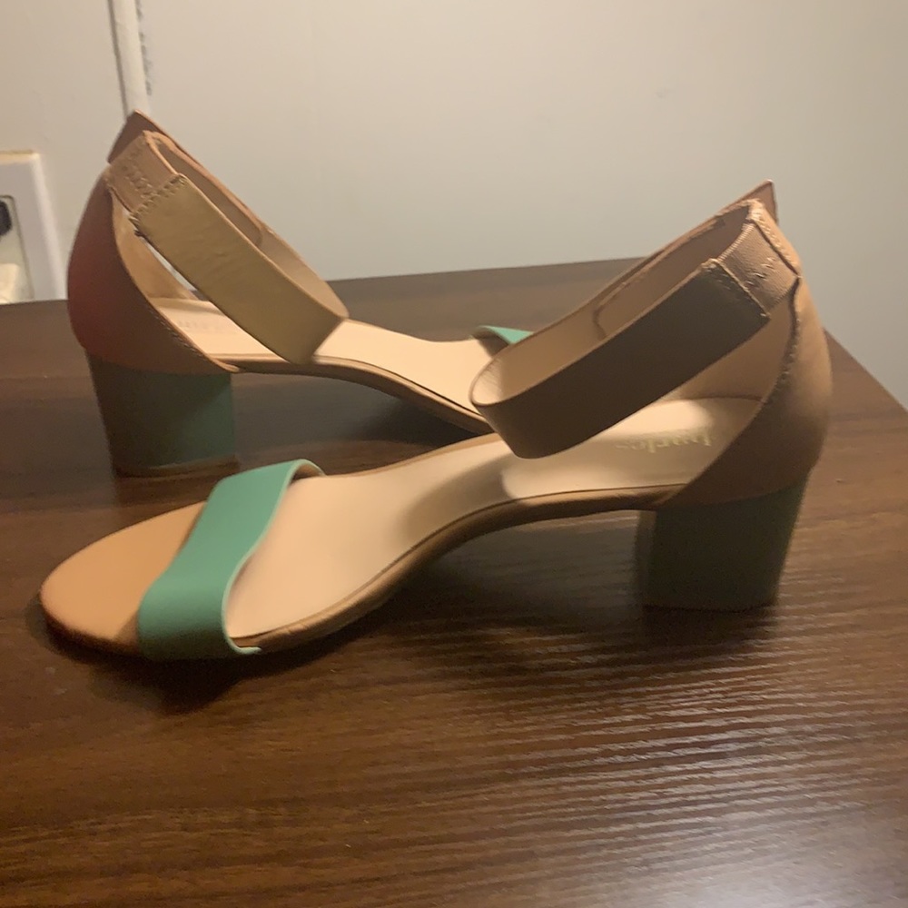 CHARLES DAVID LOW HEELED SANDAL